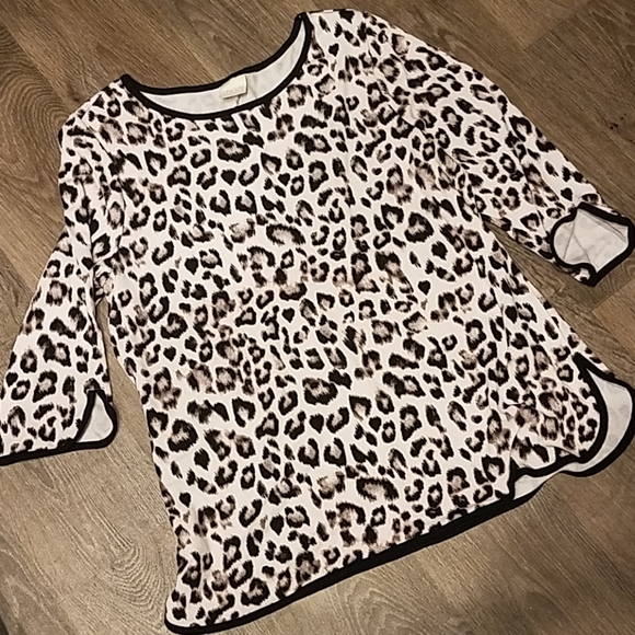 Chico's Tops - ☂️ Chico's Leopard Print B & W Crew Neck Top